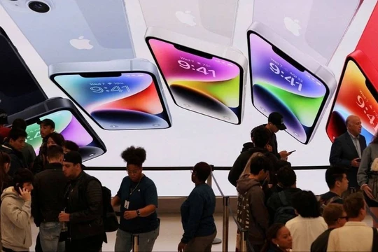 Doanh số bán iPhone tại Trung Quốc khiến kết quả kinh doanh của Apple vượt kỳ vọng (Ảnh: Reuters)