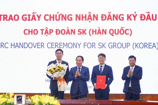 Ông Lê Tiến Châu, Bí thư Thành ủy Hải Phòng và ông Lê Trung Kiên, Trưởng Ban Quản lý Khu kinh tế Hải Phòng trao Giấy chứng nhận đăng ký đầu tư cho đại diện SK Group (Nguồn: haiphong.gov.vn)