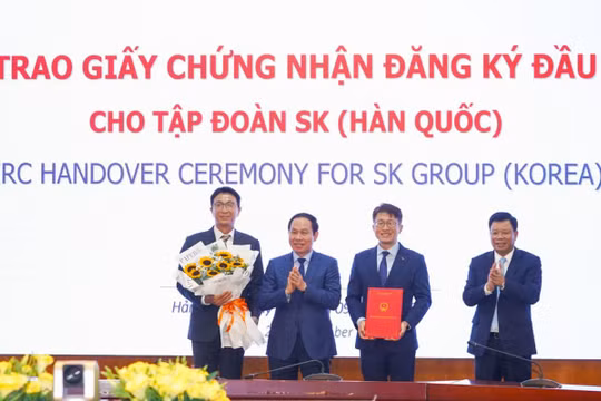 Ông Lê Tiến Châu, Bí thư Thành ủy Hải Phòng và ông Lê Trung Kiên, Trưởng Ban Quản lý Khu kinh tế Hải Phòng trao Giấy chứng nhận đăng ký đầu tư cho đại diện SK Group (Nguồn: haiphong.gov.vn)