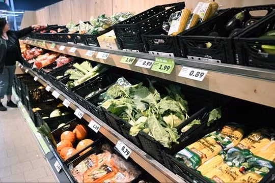 Lạm phát thực phẩm vẫn tăng nhanh hơn các loại hàng hoá khác (Ảnh: WSJ)