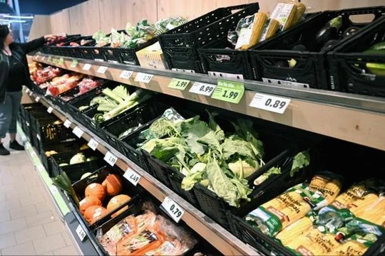 Lạm phát thực phẩm vẫn tăng nhanh hơn các loại hàng hoá khác (Ảnh: WSJ)