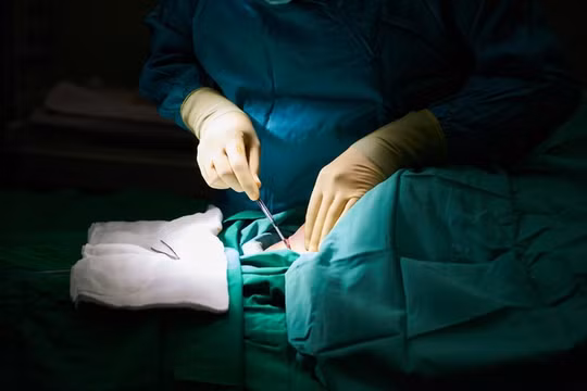 Bệnh nhân nhập viện với chiếc kéo cắm chặt vào xưng sọ