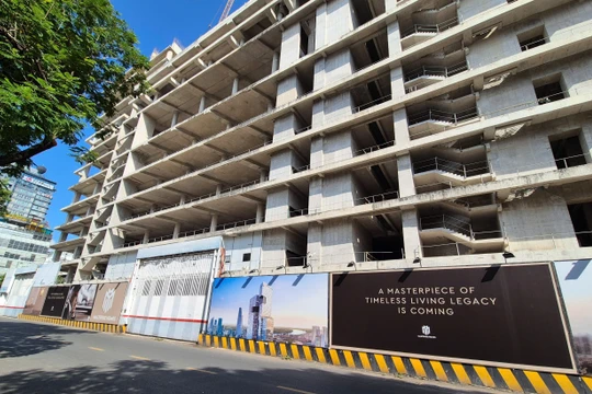 Bảng tên Masterise Homes xuất hiện trở lại trên hàng rào bao quanh dự án. Ảnh: KC