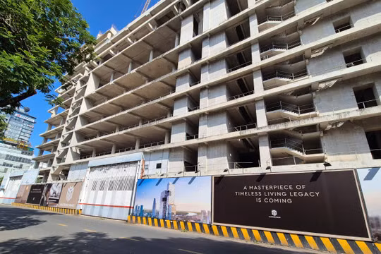 Bảng tên Masterise Homes xuất hiện trở lại trên hàng rào bao quanh dự án. Ảnh: KC