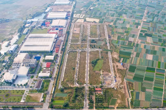 Bộ Tài chính đề xuất chuyển từ đất nông nghiệp sang đất ở chỉ phải nộp 30%. Ảnh: Bình An 