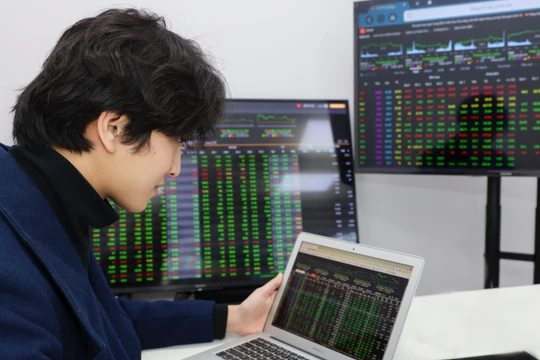 Nhà đầu tư chứng khoán cần chiến lược giao dịch thế nào trước tin thuế quan? 