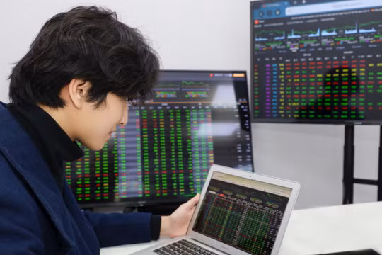 Nhà đầu tư chứng khoán cần chiến lược giao dịch thế nào trước tin thuế quan? 