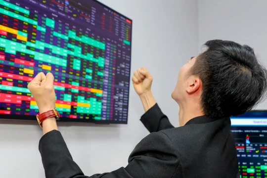 Cổ phiếu TOS 12 lần lập đỉnh, hiệu suất đầu tư 100% sau 3 tháng. Ảnh minh họa: VNF