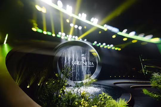 Trong tiết mục mở màn, những thanh âm của khúc nhạc “River Flows in You” vang lên trong một bản phối mới khiến người nghe vừa bồi hồi quen thuộc, vừa ngỡ như đang chạm đến một miền cảm xúc chưa từng biết tới.