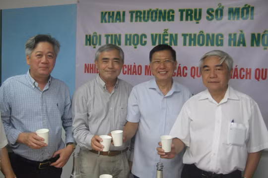 TS Nguyễn Minh Hồng - Chủ tịch Hội Truyền thông số Việt Nam (thứ 2, từ trái qua) chúc mừng Hội Tin học Viễn thông Hà Nội khai trương trụ sở mới.