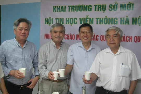 TS Nguyễn Minh Hồng - Chủ tịch Hội Truyền thông số Việt Nam (thứ 2, từ trái qua) chúc mừng Hội Tin học Viễn thông Hà Nội khai trương trụ sở mới.
