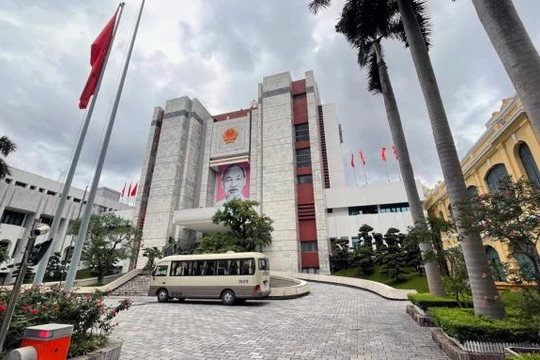 Nghĩ thêm trước Trụ sở Hà Nội