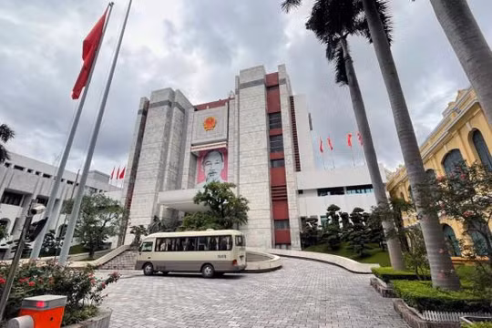 Nghĩ thêm trước Trụ sở Hà Nội