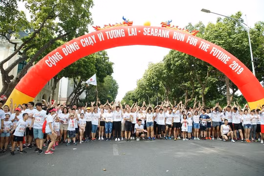 Gần 2300 người tham gia "SeABank Run For The Future 2019" tại Hà Nội