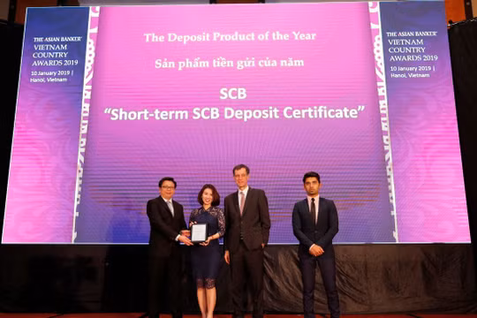 Bà Trần Thị Minh Thảo – Giám đốc Khối Ngân hàng Bán lẻ đại diện SCB nhận giải thưởng từ Ban tổ chức