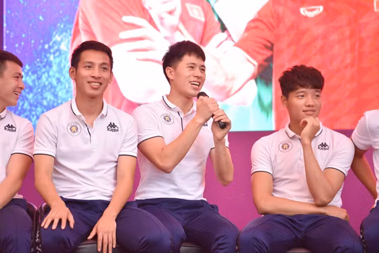 Đình Trọng ngượng ngùng trước câu hỏi khó của fan nữ