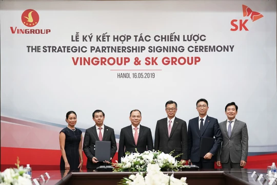 Đại diện Vingroup và SK Group ký thỏa thuận hợp tác chiến lược ngày 16/5/2019.