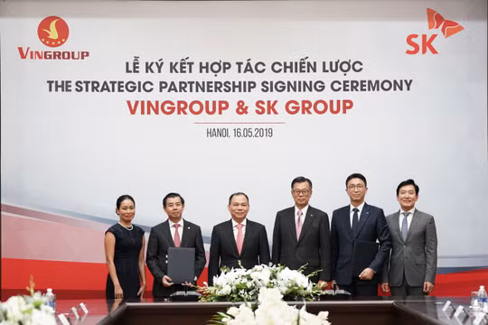 Đại diện Vingroup và SK Group ký thỏa thuận hợp tác chiến lược ngày 16/5/2019.