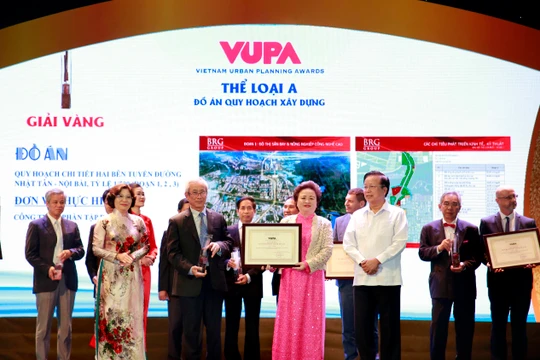 Bà Nguyễn Thị Nga và Ông Lê Hữu Báu - Lãnh đạo Tập đoàn BRG nhận giải Vàng đồ án quy hoạch xây dựng.