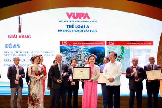 Bà Nguyễn Thị Nga và Ông Lê Hữu Báu - Lãnh đạo Tập đoàn BRG nhận giải Vàng đồ án quy hoạch xây dựng.