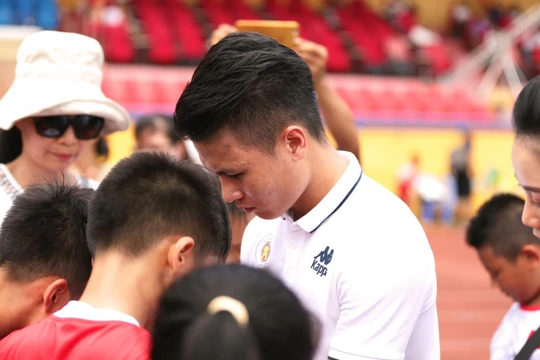 Quang Hải sẽ truyền cảm hứng đến các em học sinh.