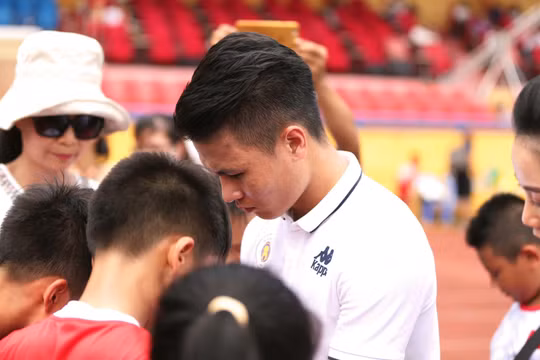 Quang Hải sẽ truyền cảm hứng đến các em học sinh.