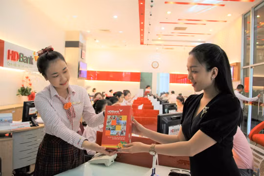 HDBank dành tặng khách hàng những chiếc đèn led xinh xắn.