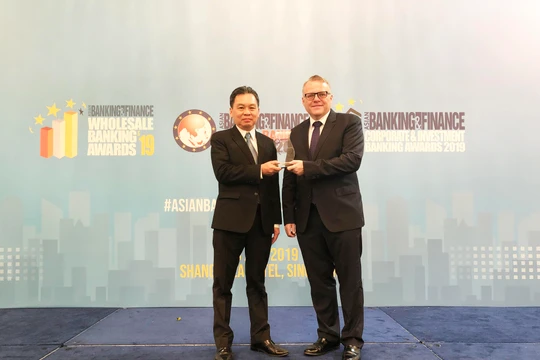 Đại diện lãnh đạo HDBank Ông Trần Hoài Phương – phó giám đốc Khối KHDN nhận giải thưởng từ BTC