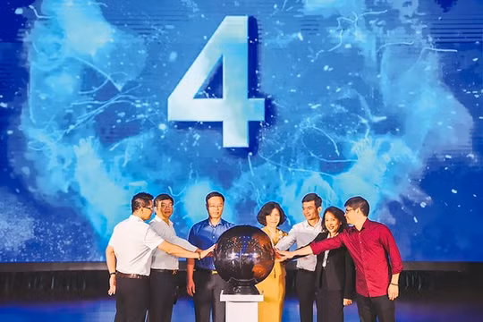 Các đại biểu bấm nút phát động cuộc thi