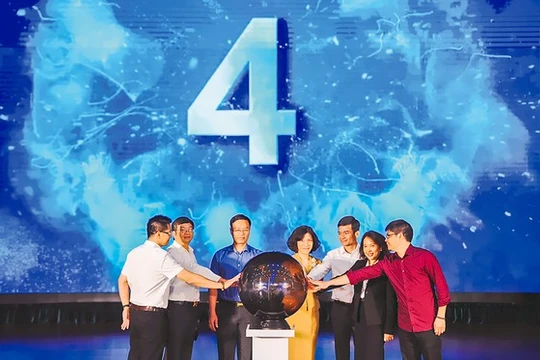 Các đại biểu bấm nút phát động cuộc thi