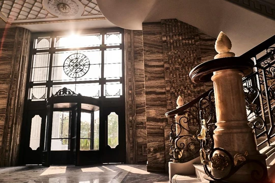 Đại sảnh với trần cao 12,5m mô phỏng cung điện Châu Âu tại D’. Palais Louis