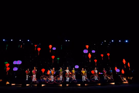 Bữa tiệc “Sắc màu văn hóa bốn phương” bắt đầu bằng màn thả 2.000 bông hoa đăng.