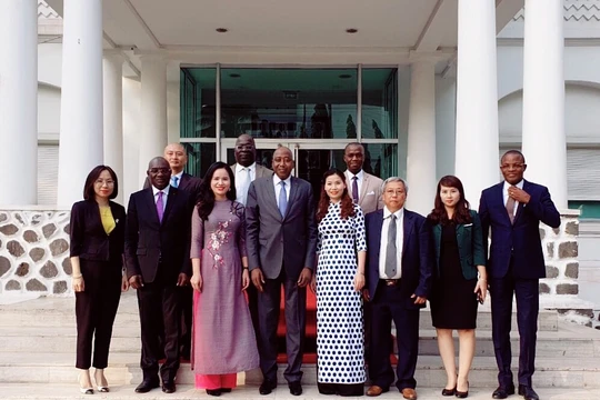 Tổng Giám đốc Hội đồng Bông và Điều Bờ Biển Ngà Coulibaly và Phó Tổng Giám đốc Tập đoàn T&T Group Nguyễn Thị Thanh Bình ký kết thỏa thuận hợp tác chiến lược tại Abidjan vào tháng 12/2018