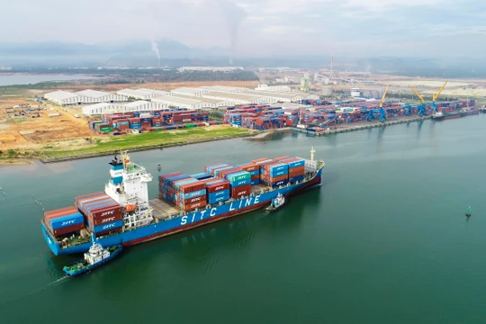 Tàu SITC HEBEI cập cảng Chu Lai có chiều dài 172m, rộng 27.6m, đang vận chuyển hàng của Công ty Cổ phần Thép Hòa Phát