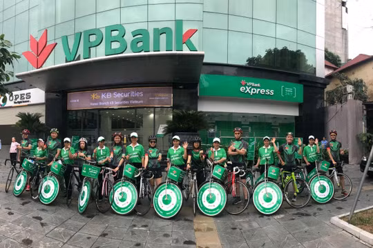 Khách hàng từ 50 tuổi trở lên khi mở mới thành công sổ tiết kiệm có giá trị từ 200 triệu đồng, kỳ hạn trên 12 tháng tại VPBank.