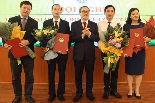 Thứ trưởng Phan Tâm trao quyết định cho các cán bộ. Ảnh MIC