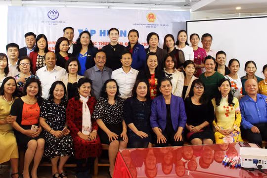 Lãnh đạo Cục Trẻ em, Bộ Lao động - Thương binh & Xã hội chụp ảnh lưu niệm với các đại biểu.