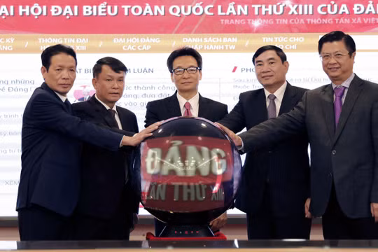 Phó Thủ tướng Vũ Đức Đam, lãnh đạo TTXVN và một số bộ ngành thực hiện nghi thức khai trương Trang thông tin daihoidang.vn.