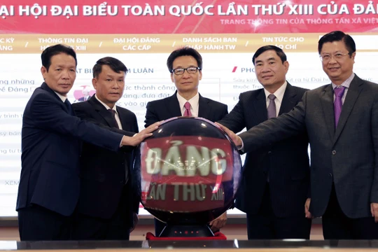 Phó Thủ tướng Vũ Đức Đam, lãnh đạo TTXVN và một số bộ ngành thực hiện nghi thức khai trương Trang thông tin daihoidang.vn.