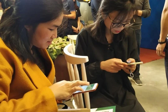 Theo Bộ trưởng Bộ Thông tin Truyền thông Nguyễn Mạnh Hùng, một số nền tảng xuyên biên giới chưa tuân thủ luật pháp Việt Nam