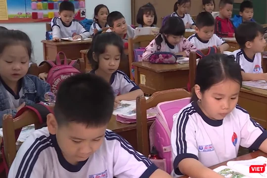 Bộ GD&ĐT đã vào cuộc khi có nhiều ý kiến bức xúc rằng SGK lớp 1 có quá nhiều sạn, làm ảnh hưởng đến sự hình thành nhân cách của các em.