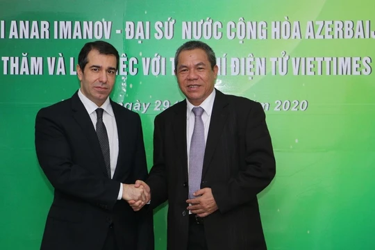 Đại sứ Anar Imanov (trái) và ông Lê Thọ Bình tại buổi tiếp đoàn Đại sứ Cộng hòa Azerbaijan tại Việt Nam. (Ảnh: Đăng Khoa)