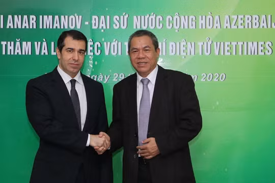 Đại sứ Anar Imanov (trái) và ông Lê Thọ Bình tại buổi tiếp đoàn Đại sứ Cộng hòa Azerbaijan tại Việt Nam. (Ảnh: Đăng Khoa)