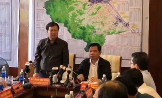 Phó Thủ tướng Chính phủ Trịnh Đình Dũng tại Ban Chỉ đạo tiền phương. Ảnh: Hồ Xuân Mai.