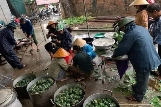 Nhiều nơi ở Nghệ An đang gói bánh chưng gửi vào bà con vùng lũ.