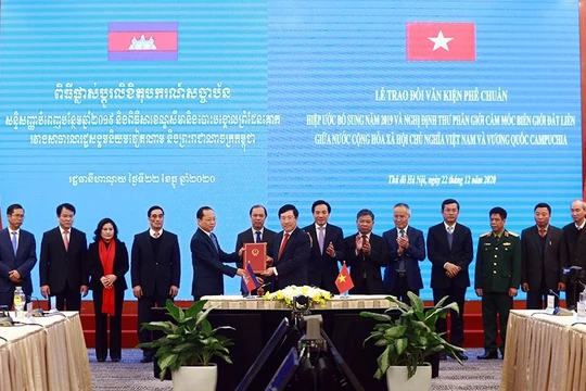 Phó Thủ tướng Phạm Bình Minh trao văn kiện phê chuẩn cho Đại sứ Campuchia tại Việt Nam. Ảnh; VGP.