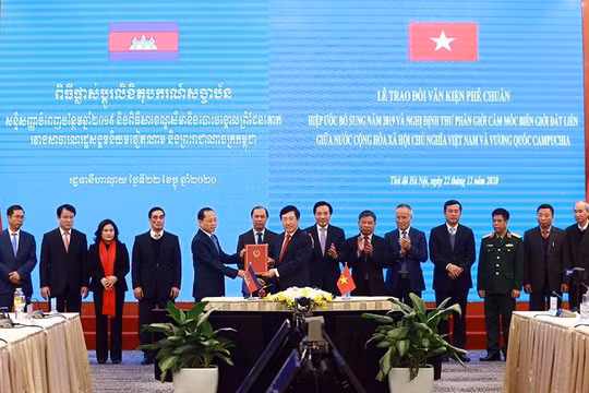 Phó Thủ tướng Phạm Bình Minh trao văn kiện phê chuẩn cho Đại sứ Campuchia tại Việt Nam. Ảnh; VGP.