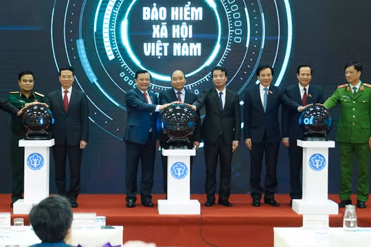 Thủ tướng Nguyễn Xuân Phúc bấm nút công bố ứng dụng 'Bảo hiểm xã hội số' trên thiết bị di dộng. Ảnh: VGP.