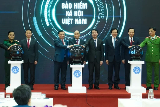 Thủ tướng Nguyễn Xuân Phúc bấm nút công bố ứng dụng 'Bảo hiểm xã hội số' trên thiết bị di dộng. Ảnh: VGP.