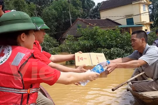 Nhiều gia đình mắc kẹt do mưa lũ cần ứng cứu khẩn cấp nhưng không có đầy đủ thông tin về các đội cứu hộ. Ảnh minh hoạ: Báo Quảng Bình.